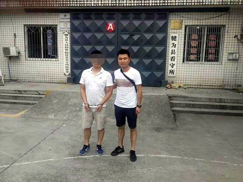 图为犯罪嫌疑人刘某杰（左）被抓捕归案.jpg