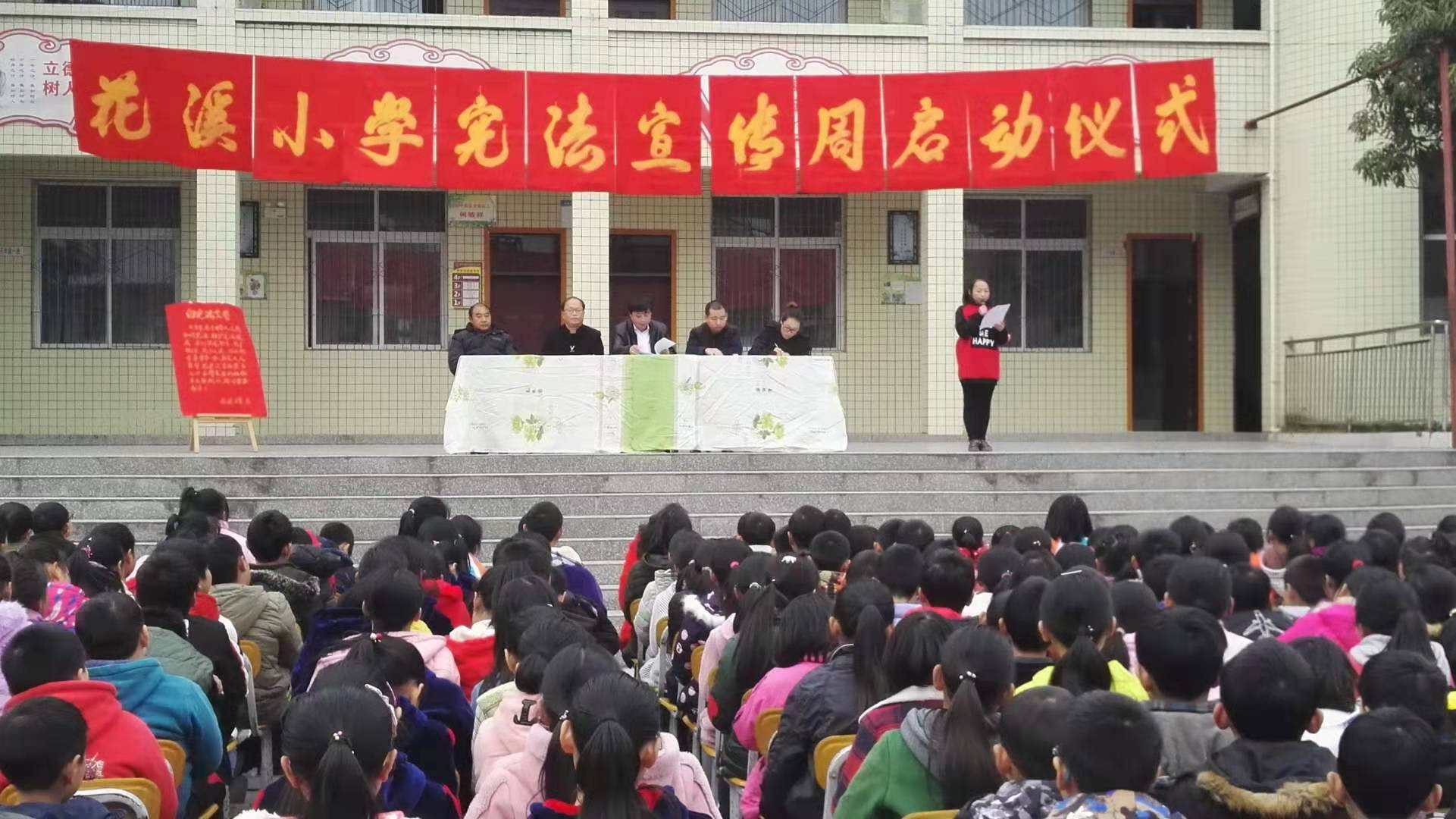 8（2）班学生李佳佳进行主题演讲.jpg