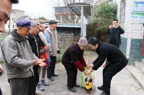 隆昌市审计局新年前夕慰问贫困户图二.jpg