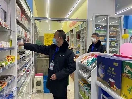 付涌和同事一起在药店检查防护用品.jpg