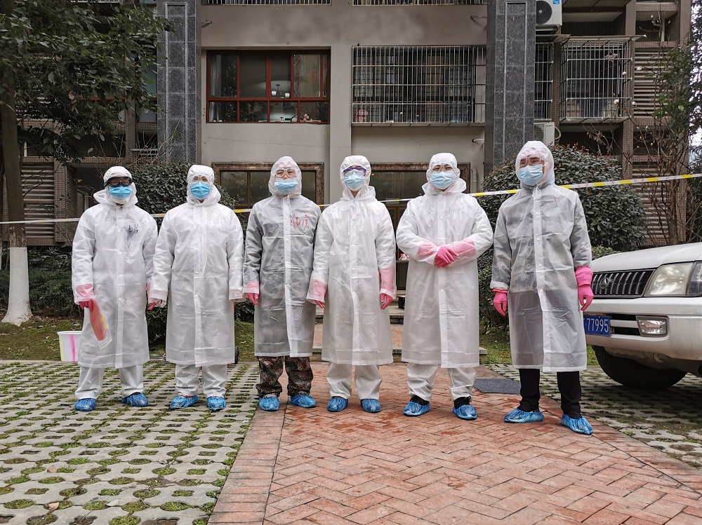 2月12日，青江街道办事处六名转业军人主动承担为封控隔离大楼运送生活物资必需品任务。.jpg