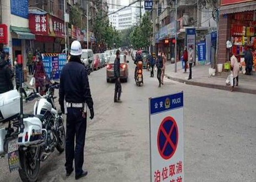 交警整治农贸市场.jpg