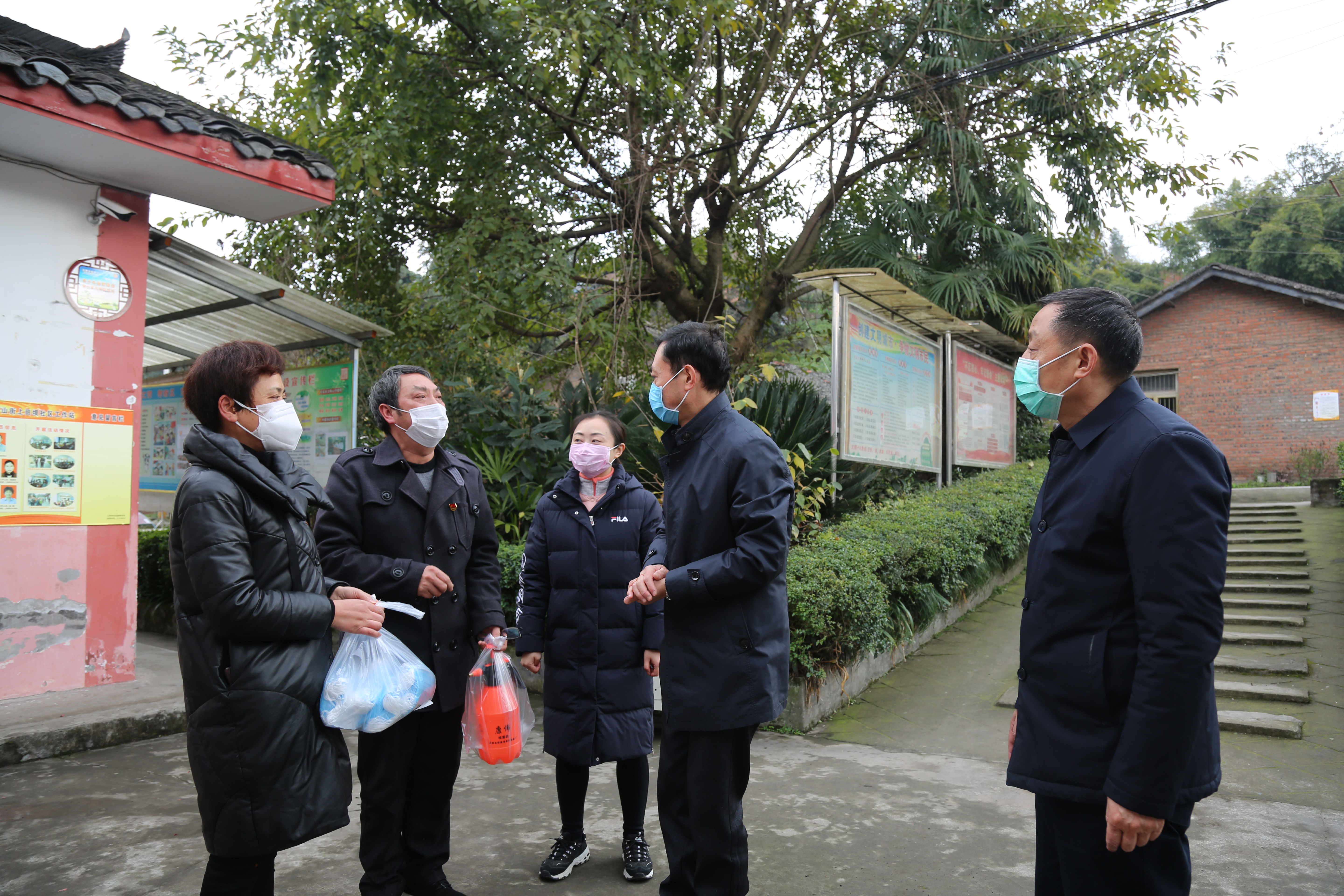 2月3日，自贡中院党组书记、院长张天智院长(右二）为社区送去防疫物资.JPG