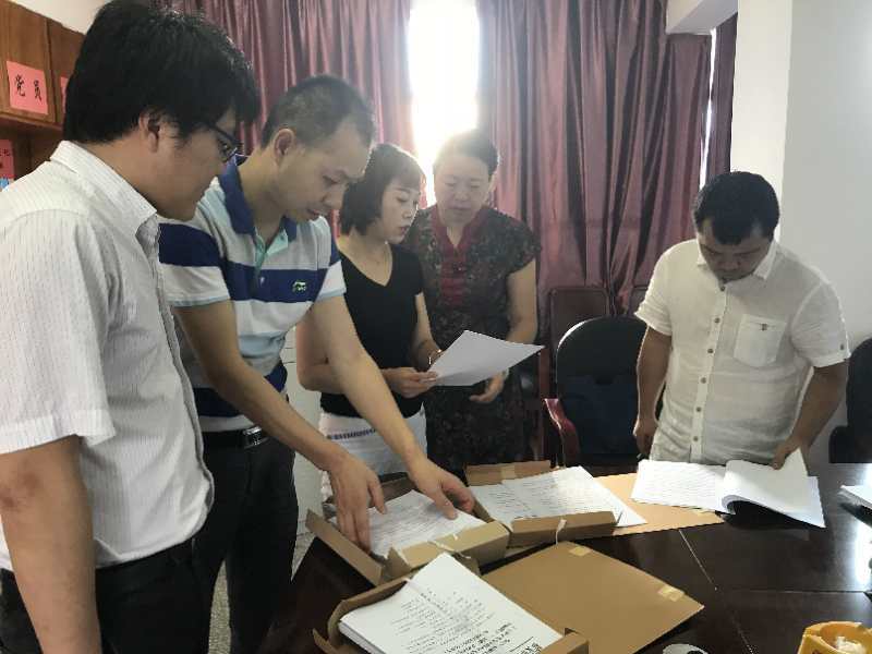 驻区教育局纪检监察组检查区教育局相关档案资料.jpg