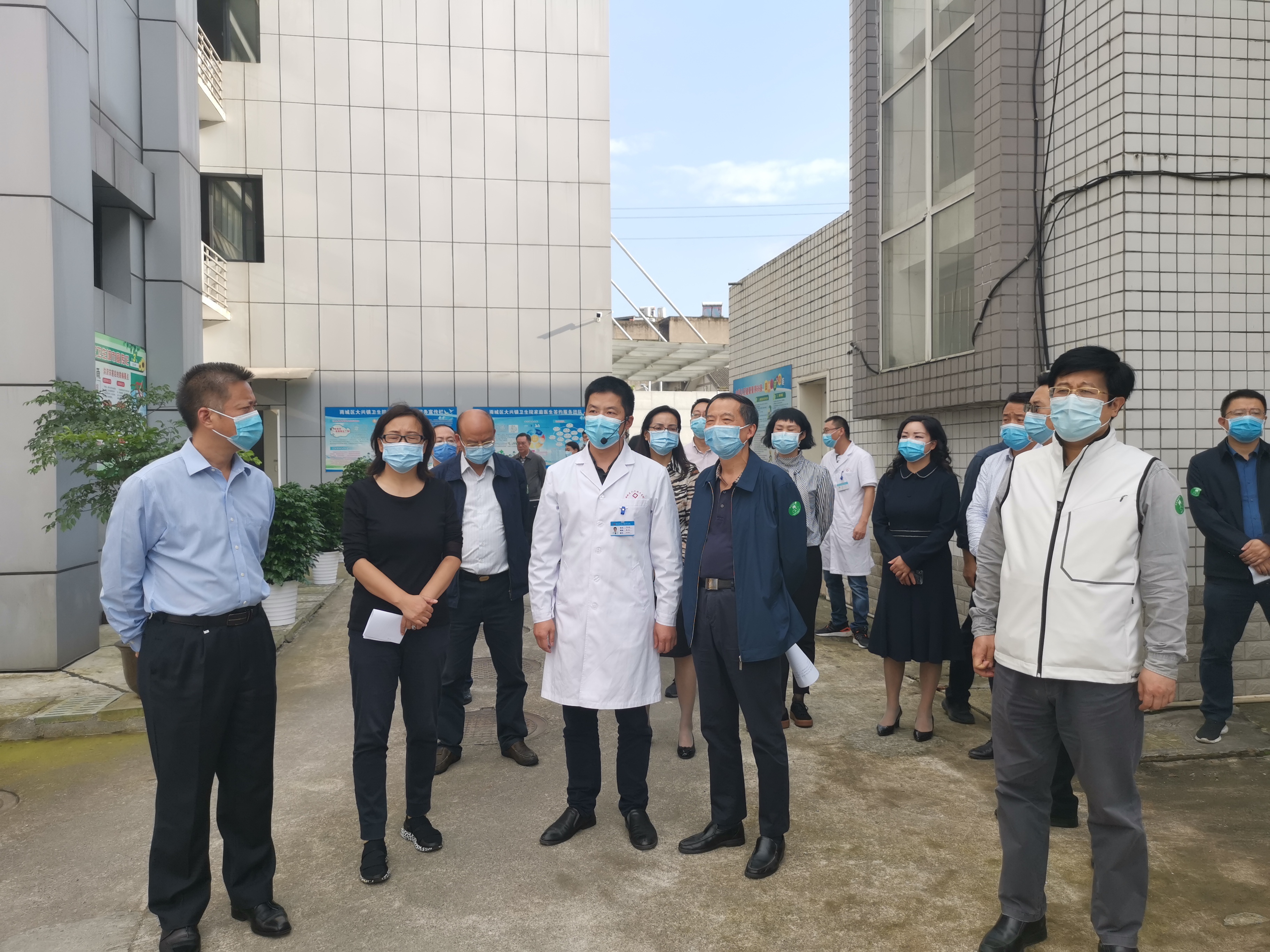 02在雨城区大兴镇卫生院调研传染病防治工作及物资储备情况.jpg