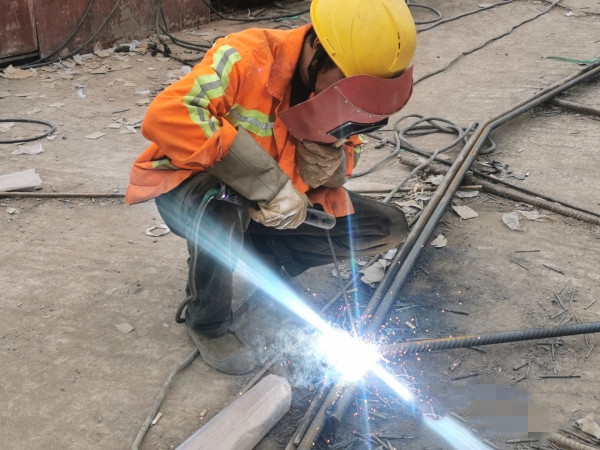 大兴辖区项目工人正抓紧建设.jpg