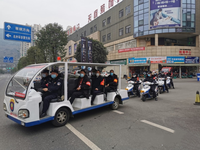 青江街道区域大联防巡逻队在巡逻.jpg