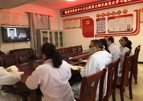 观看英烈影片.jpg