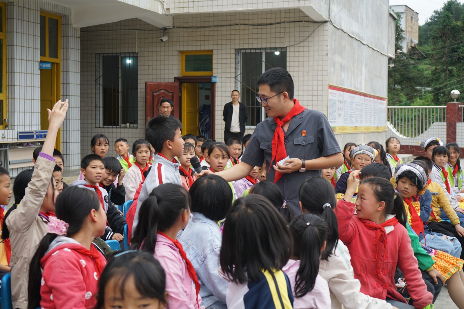 图：同学们参与知识竞答.JPG