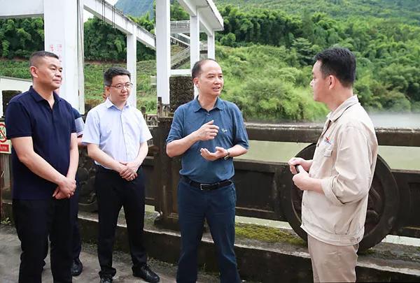 李酌在雨城区葫芦坝电站，检查防汛调度情况.jpg