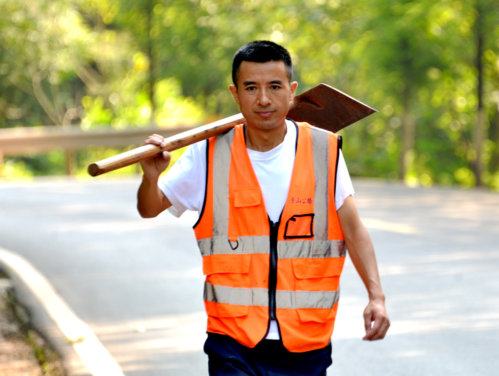 扎根营山养护一线的护路人—朱鹄.png