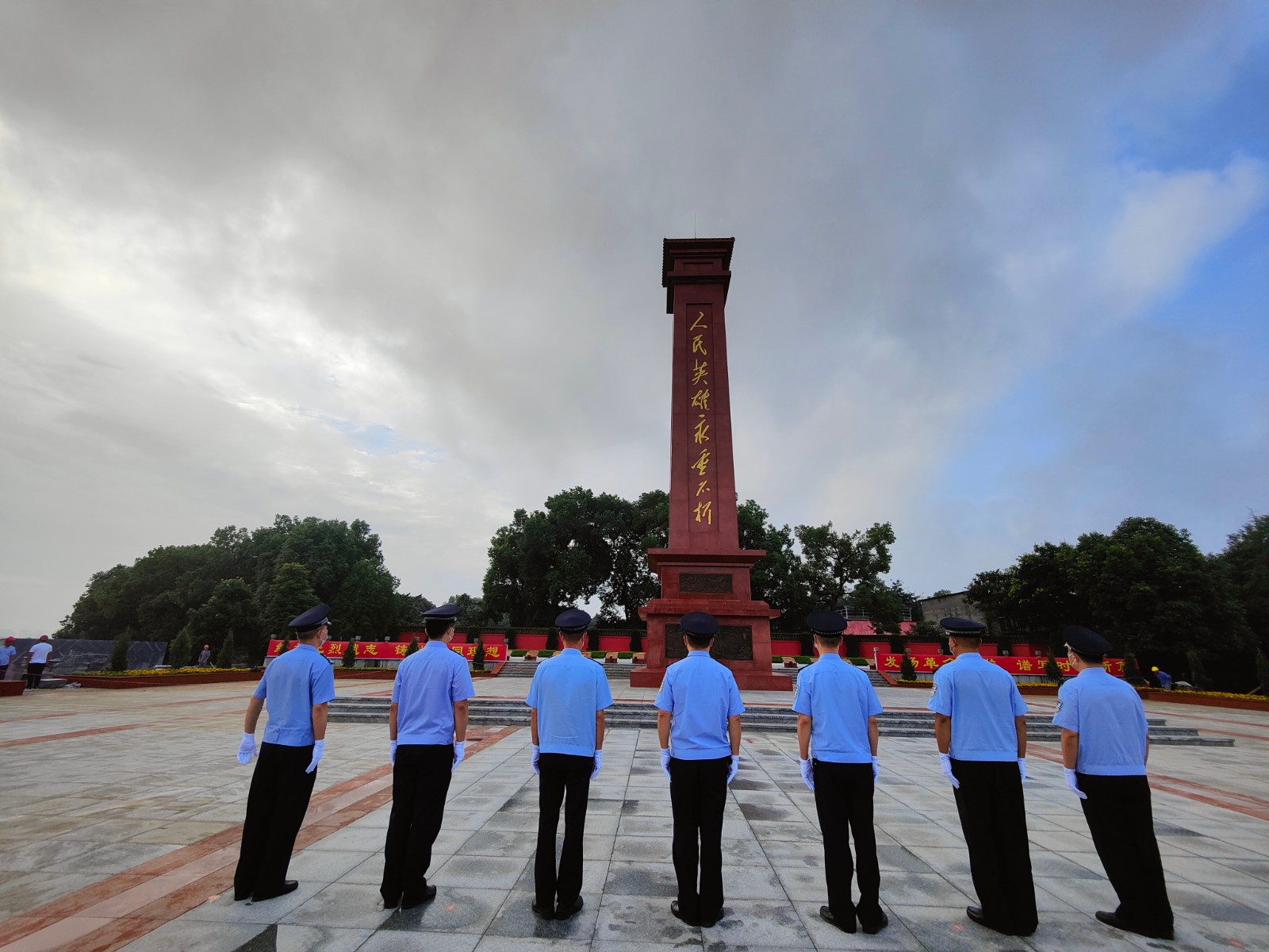 图2：民警在纪念碑前默哀.jpg