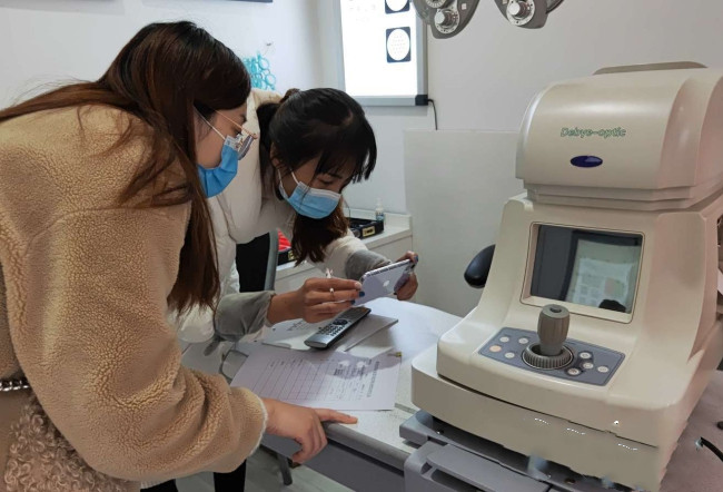 雨城区市场监督管理局开展眼镜店计量器具检定.jpg