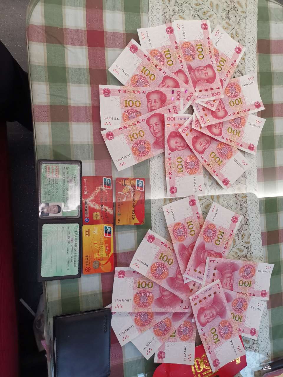 民警清点包内物品，发现大量现金.jpg