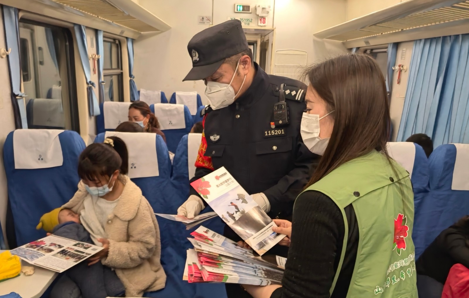 6乘警和索玛花志愿者动员旅客为失学儿童献爱心.jpeg