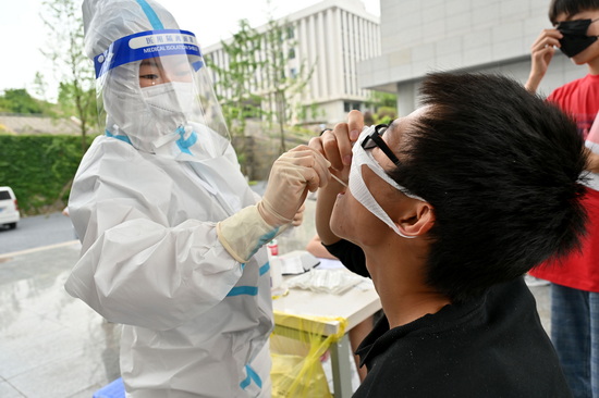 在内江卫生与健康职业学院，医护人员该院学生进行核酸采样.jpg