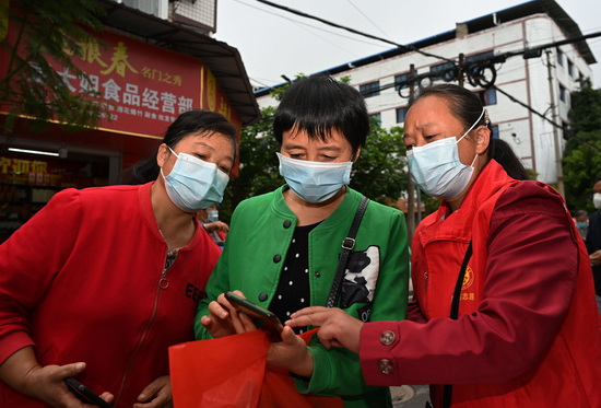 文化社区、志愿者正在查验居民的行程码、核酸检测报告.jpg