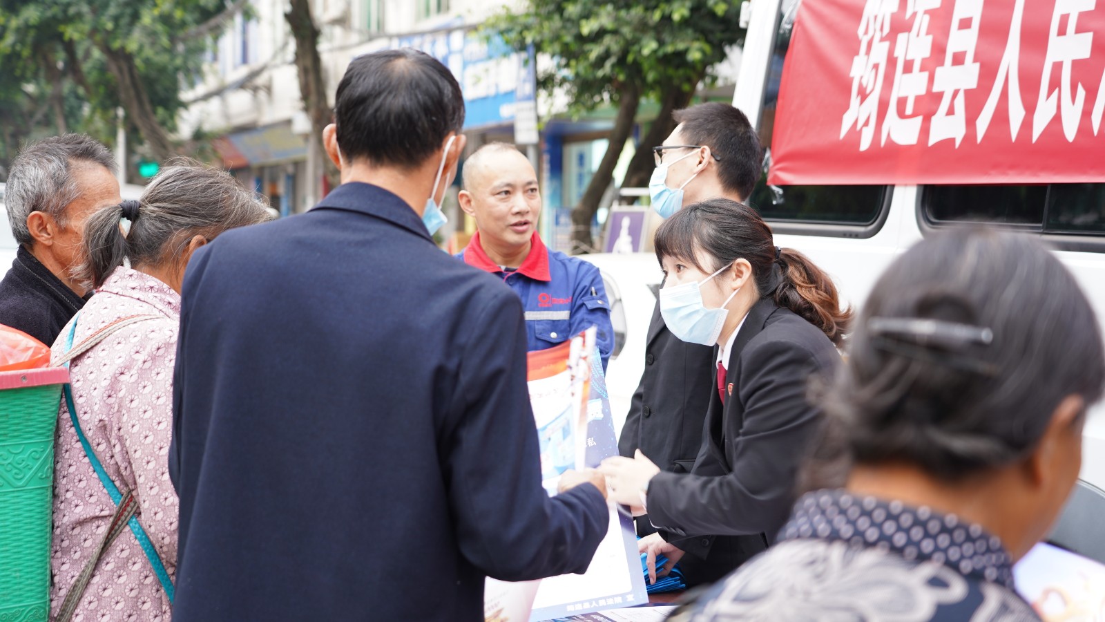 图片②：法院干警向群众发放宣传资料.jpg