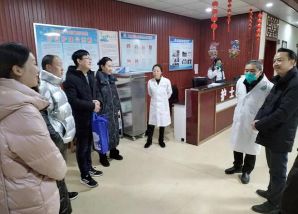 图一：工作队在理县中医藏医医院住院病区走访慰问.jpg