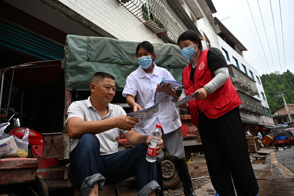 白合镇幸福社区，当地医护人员在受灾群众中普及防暑降温技巧和健康生活常识.JPG