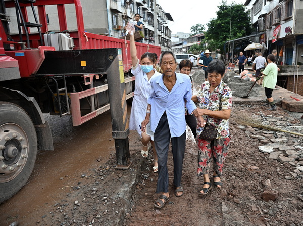 白合镇幸福社区，当地医护人员对受灾群众进行现场急救.JPG