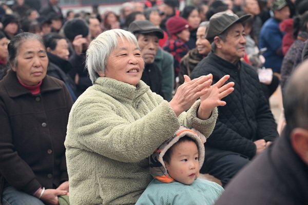 当地群众对“五好家庭”获奖者表示祝贺.JPG