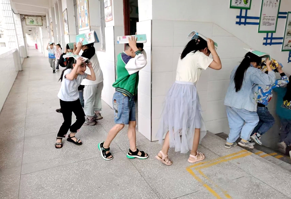 学生从教学楼撤离  信图片_20250509092040.jpg