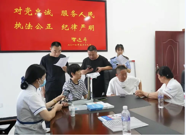义诊进警营 服务暖警心