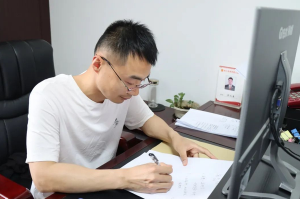 把群众的事当自家事.png